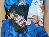une boîte en carton remplie de vêtements et d'articles vestimentaires