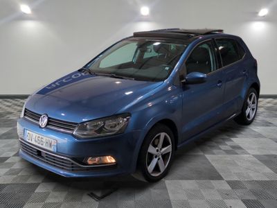 La Volkswagen Polo break bleue est garée dans le garage.