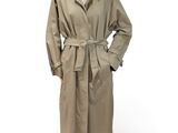 un trench-coat posé sur un présentoir à mannequin, sur fond blanc