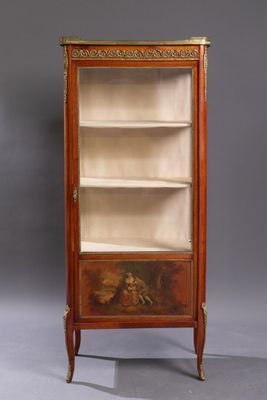 une bibliothèque ancienne en bois ornée d'un tableau sur la façade