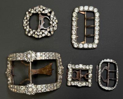 Ensemble de cinq boucles de en argent, strass XVIII.