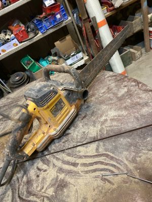 a chainsaw sitting on top of a table in a room