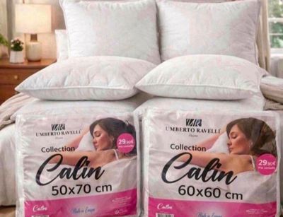 deux oreillers sur un lit dans une chambre à coucher avec une couette blanche