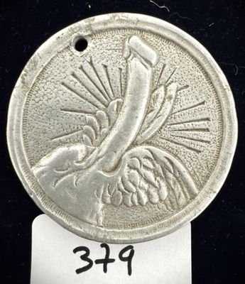 Gros plan sur une pièce d'argent ornée d'un oiseau