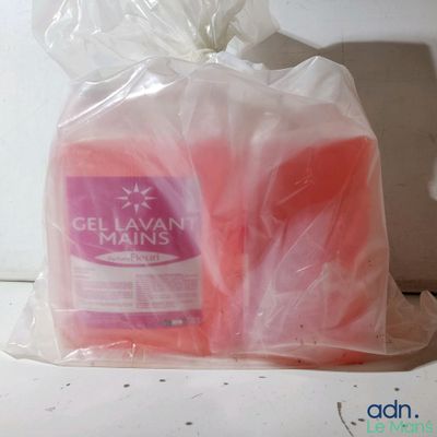 un sac de savon posé sur un plan de travail