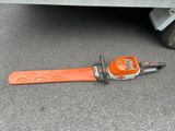 un coupe-tube orange posé par terre à côté d'un camion