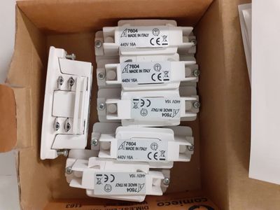 une boîte contenant tout un tas d'appareils électroniques