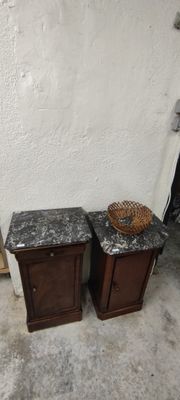 deux tables avec des plateaux en marbre, sur lesquelles est posé un panier