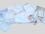une pile de vêtements de bébé posée par terre