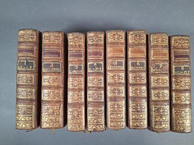 six vieux livres alignés en rangées sur une table