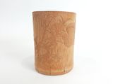 un vase en bois orné d'un motif sculpté
