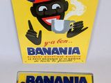 un panneau sur lequel est écrit « banane » et un autre sur lequel figure un homme tenant une tasse de café