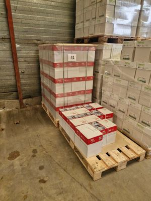 une palette remplie de cartons et une palette remplie de cartons