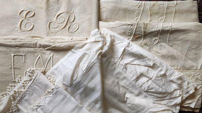 trois nappes blanches sur lesquelles ont été brodés les prénoms de la mariée et du marié