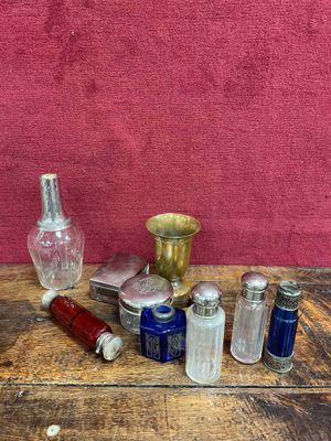 une table en bois sur laquelle sont posées des bouteilles et un bocal en verre