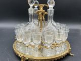 une photo représentant un plateau plaqué or avec des verres et une carafe