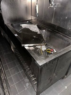 un évier au milieu d'une cuisine, équipé d'un robinet