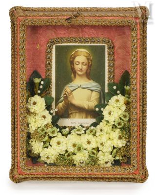 une image représentant une femme entourée de fleurs