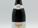 une bouteille de vin posée sur une table