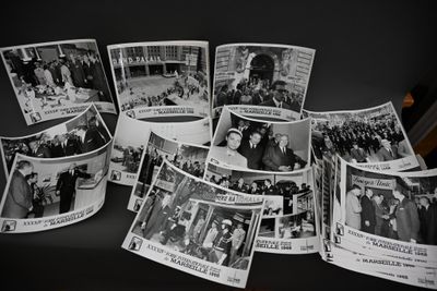 plusieurs photos en noir et blanc montrant un groupe de personnes assises à une table