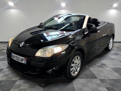 la photo d'une voiture noire garée dans un garage
