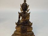 statue d'un Bouddha assis sur un socle, sur fond blanc