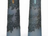 deux vases posés l'un à côté de l'autre sur une table