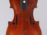un vieux violon avec un archet sur fond blanc