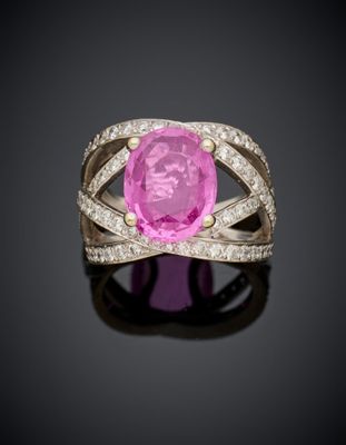 une bague en saphir rose et diamant