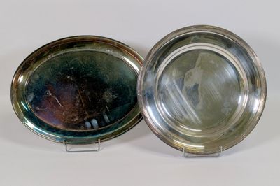 CHRISTOFLE, XXe, plat rond en métal argenté ciselé à décor d…