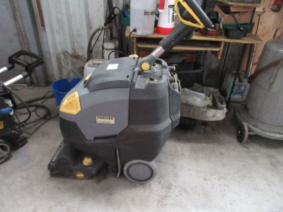 une machine posée sur le sol du garage