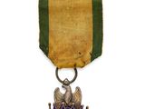 une image représentant une médaille ornée d'une couronne et d'un aigle