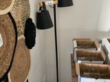une photo d'une chambre avec un ours en peluche accroché au mur