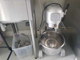 une image représentant un mixeur dans une cuisine