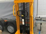 un chariot élévateur équipé d'une fourche dans un entrepôt