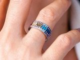 une femme avec une bague au doigt et un téléphone portable à la main