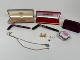 un grand nombre d'objets posés sur une table