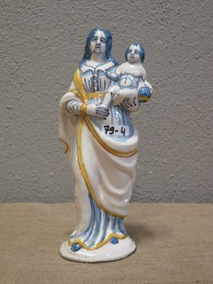 une figurine représentant une femme tenant un enfant dans ses bras