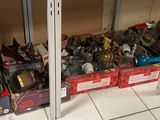 il y a beaucoup de chaussures sur les étagères du magasin