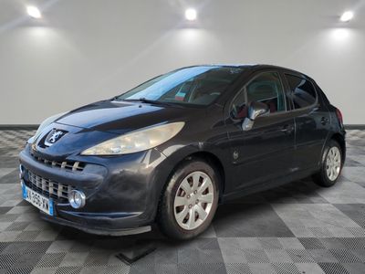 la voiture noire est garée dans le garage sur le sol en damier