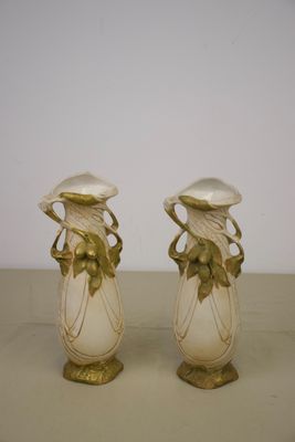 Royal Dux Paire de vases de forme oblongue en biscuit polych…