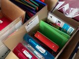 de nombreuses boîtes de fournitures de bureau posées par terre