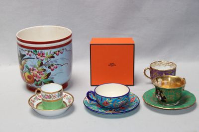 quatre tasses et soucoupes posées les unes à côté des autres