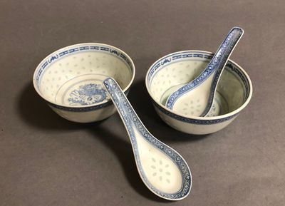 Deux bols avec deux cuillères en porcelaine à décor bleu bla…