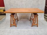 une photo d'une table en bois avec deux tabourets