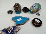 many different types of cloisons on the table