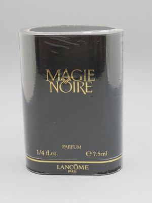 gros plan d'un flacon de parfum sur une surface blanche