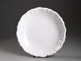 une assiette blanche posée sur une table