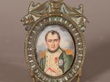 une vieille photo d'un homme en uniforme militaire, dans un cadre