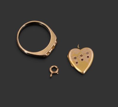 deux bagues en or et un cadenas en forme de cœur sur fond noir
